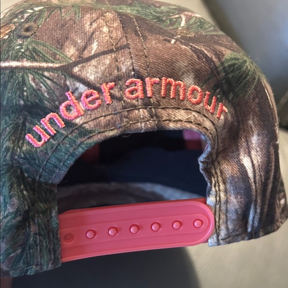 Under Armour Women’s SnapBack Camo Cap with pink logo - Picture 4 of 4